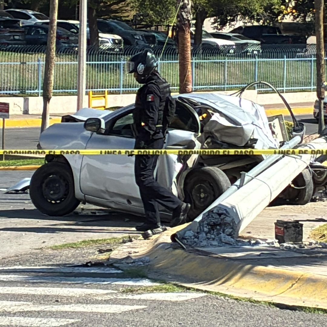 Un poste de luz cayó sobre el vehículo tras el incidente.